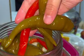 现在食品安全太重要了，想吃什么还有自己在家做，自制一罐泡椒，酸辣脆爽，搭配菜太下饭了#泡辣椒 #自制美食