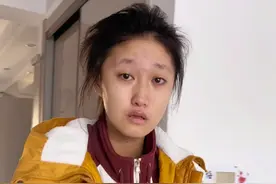 菲儿今天上午情绪有的小波动，把自己虐了几下，很快停手了，整个情绪很快的平复了，今天早点去坐车了！#关爱自闭症孩子#单亲妈妈带娃#甜心儿圈圈 @DOU+小助手