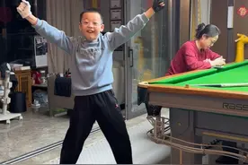 黑豆五分点连进320个全记录 视频很长，但浓缩了一个孩子五个月的努力。如果你看到了最后，请一起为黑豆的里程碑喝彩。天赋决定了你的上限，但努力决定你的下限。在人生的道路上，你奋斗的态度会伴随你一路向前。#这台球一打一个不吱声 #台球是一种生活 #五分点