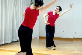 《家乡的月亮》3分钟完整版，花与影编舞，喜欢完整版的家人们，学会了可以带着小姐妹们一起跳起来，绝对是广场舞上最美的花🌹#零基础学舞蹈 #形体舞 #简单易学 #广场舞 #家乡的月亮视频封面