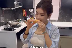 #烤肠 #虾肉肠 #嘉之派 嘉之派爆汁美味虾肠，真虾肉看得见，一根肠≈7只虾，虾肉粒粒饱满鲜甜，甄选优质海水虾比淡水虾更鲜甜，里面满满的虾仁、干贝，巨鲜美巨好吃，，除了鲜还是鲜#快来一起尝个鲜 #美食推荐