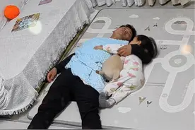 当老公工作应酬喝醉酒回家时，真没想到，两岁女儿竟然这么细心的照顾爸爸，这应该就是男人这辈子一定要生个女儿的原因吧!#监控下的一幕 #爸爸的小棉袄 #骗你生女儿#记录真实生活视频封面