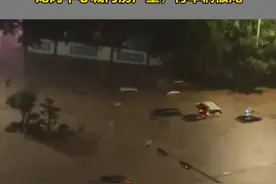 深圳龙岗中心城内涝严重，有车辆被淹，深圳已发布暴雨红色预警！龙岗启动防汛一级响应