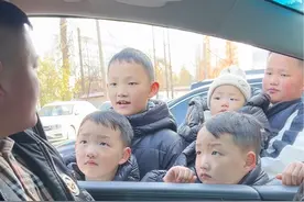 有五个儿子，当爹的一定要活得明白。#原谅我不厚道的笑了 #五个儿子的爸爸妈妈视频封面