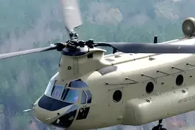 美国波音CH47直升机启动 CH-47运输直升机又名支奴干、奇努克，绰号：飞行车厢，是美国一型纵列双引擎双旋翼全天候多功能中/重型运输直升机。 CH-47运输直升机的任务是为美国陆军航空兵从部队运输到炮台战场补给及士兵运输，其双旋翼纵列式结构，剔除了一般直升机的尾部垂直螺旋桨，允许机体垂直升降，而且时速高达165海里，截至2012年，CH-47是美军服役的直升机当中载重量最高的型号之一。#直升机#科普#航空#航天#飞机视频封面