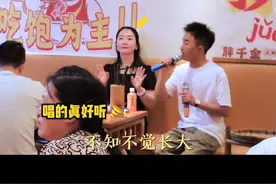 不是歌词太熟，是思念太烫喉！观众泪光里，倒映着各自的童年屋檐，唱的每句都像是走在回家的路……#吃饭唱歌#胖千金自助火锅