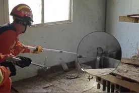 贵州玉屏：眼镜蛇闯入鸡窝偷蛋吃，消防员迅速抓捕归案 #消防员 #抓蛇 @中国消防 @贵州消防