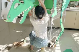 给女儿亿些些小小的震撼🦖👀 #手工diy #变废为宝 #纸箱改造 #手工 #diy