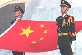 1月20日，2025亚冬会火种采集仪式在哈尔滨太阳岛风景区举行，冰天雪地中仪仗队护送国旗入场，中国红格外耀眼！第九届亚冬会将于2月7日拉开帷幕，中国代表团将选派170余名运动员参加全部64个小项，期待运动员们身披国旗为国争光再创佳绩。冰雪同梦亚洲同心，期待亚冬会赛场上骄傲的中国红！#亚冬会 #哈尔滨视频封面