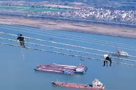 62根架空导线“飞跃”长江，电力工人在300米高空作业，武汉至南昌双回1000千伏线路工程长江大跨越段架线施工完成，系国内跨越长江线束最多特高压工程。视频封面