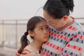 你会逼孩子学习吗？ 妈妈给孩子报了各种辅导班，总是拿班里学习第一的孩子比较，孩子迫于压力，精神崩溃，选择…#QLANE #QLANE聪明片 #小学生 #孩子的压力有多大视频封面