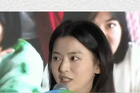 合诗雨分享从开拍前的培训到最后杀青时的变化，一开始大家都不太敢交流，最后杀青时，大家就像一个团结的班级，到了毕业典礼#山花烂漫时 #合诗雨 #柳细莺