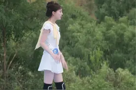 李丽欣也太可爱了，比孙良轩更早拿冰箱，关键整个人掉水里了都看不见头了，她甚至伸出一只手找救生员！！！#李丽欣 #快乐向前冲 #2024快乐向前冲 #孙良轩视频封面