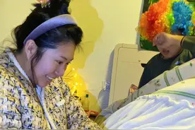 妹妹睡觉 被姐姐偷偷挠脚心 #看一遍笑一遍 #逗你一笑😅😅😅烦恼忘掉 #挠痒痒