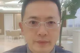 上市公司董事长操纵股价被处罚，股民可以索赔吗？ 我是厉健律师，曾代理股民告赢100多家上市公司并获赔。 我的观点：如果有处罚，符合条件股民可以索赔。 《证券法》明确规定，操纵证券市场行为给投资者造成损失的，应当依法承担赔偿责任。 例如：文峰股份董事长徐长江、资本大佬徐翔操纵股价一案，部分股民已经打赢索赔案。 2024年12月，恒润股份（603985）前董事长承立新等三人因操纵股价被证监会没收违法所得2052万元，再处以1.23亿元罚款。 目前，我们正在代理恒润股份股民索赔，暂定：在2023年7月10日至2023年12月27日期间，曾买卖过恒润股份股票的亏损股民可索赔。索赔条件以法院认定为准。#恒润股份 #股票索赔律师厉健 #操纵证券市场视频封面