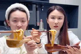 臭宝螺蛳粉真是太好吃了，巨浓汤底超过瘾！说要没收手机，雨嘉生气了！#臭宝螺蛳粉 #嘎嘎好吃视频封面