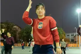 你送我的红玫瑰，它也早已经枯萎…#心碎爱上了眼泪 #潮流广场舞 #全民健身