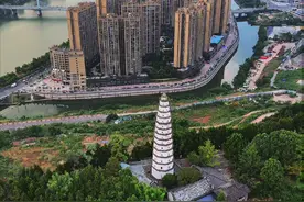 这里漂亮吗？这里就是一半山水一半城！这里是十大秀美之城，诗意山水红色巴中！这里是巴中新城！这里是巴州区巴城东大门（宕梁）。以前这里还是农村，现在建设得这么好！#无人机航拍 #家乡的变化 #建设 #一线江景视频封面