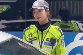 奶凶奶凶的好可爱！西湖边女交警李语蔚走红，指挥交通严厉不失温柔视频封面