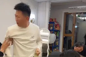 今年老白怕李芳骗他压岁钱了，都让转成红包了，自以为没有一分钱现钱就没有风险了，万万没想到......视频封面