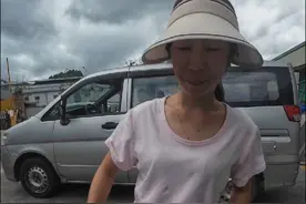 今天是2025.6.12日天气阵雨，我们在一起的第725天。今天早上一觉醒来发现早上的太阳都是那么的火辣，晒得脸都烫烫的，火红火红的太阳在天上摇曳像一个蛋黄一样，看来这天气是真的越来越热了，但还好下午下雨了，有一个好消息就是下雨降温了有个坏消息就是下雨骑车跑外卖很危险，还好雨没下一会。晚上我去接露露今天做了我们爱吃的烤肉，晚上才发现最近太忙了好久都没给露露剪指甲了，导致现在指甲都有两三厘米长了，我跟她说过她的指甲只能留着我给她剪，她也是欣然接受，但给她剪指甲的时候她总是感觉我会剪到她肉，还好我技术高超，哈哈哈#普通人也有记录生活的权利 #情侣日常 @小露@