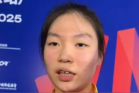 #2025世界女排联赛北京站 首轮比赛，中国女排以3比0击败比利时女排，赢得新奥运周期大赛开门红。中国女排首发阵容中，2008年8月出生的张籽萱年仅16岁，是本届国家队年龄最小的队员，她在本场比赛中打满全场，主场观众的热情给了她很大的信心。视频封面