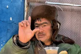 流浪“猫”看见排队喝油茶的人很多，虽然好心人赞助了一个月的油茶给他，但是他觉得今天肯定捞不着喝，就悄悄的离开了，没想到大爷第一碗居然一定要给“猫”，找了一圈原来躲在灯塔后面，也许有福报的人，才能通人性之真善美！#传递善良传递爱 #正能量 #福报都在来的路上 #百姓生活 #油茶大爷