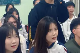 #愿与神明画押 #教室唱歌 学生上课玩王者被老师叫起立唱歌，一开口引发合唱视频封面