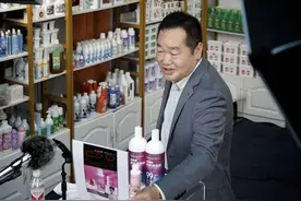 人是竖的｜从亏损千万到日进百万：54岁老板当主播“自救” 40岁二次创业，52岁开始做主播带货，现年54岁的武汉超好生物有限公司董事长王欣每天都坚持直播。从品牌创立初期连亏6年，到5小时电商卖货150万元，他始终相信：人要敢拼敢闯，坚持总有回报。#54岁老板当主播日进百万 #人是竖的视频封面
