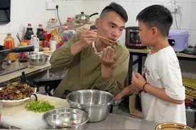 虽然医生判定老公下半辈子只能坐轮椅了，但是老公并没有被轮椅困住，这么热的天披着围裙在厨房里为我们做饭，用双手拖起我们的家，以身教导我们的孩子，我知道这就是老公在用他的方式来爱我们#励志夫妻的日常生活 #懂事的孩子