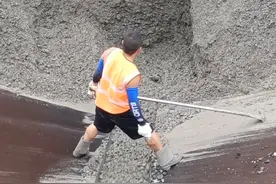 2500吨沙船卸磷矿解压视频，这小伙卸货比较厉害👍🏻👍🏻👍🏻#船舶卸货减压视频 #船员的日常工作 #高温下的劳动者 @小陈开船—船舶卸货 @@兵仔 @风吹胡杨视频封面