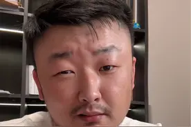 新车自燃，厂家过来第一时间先扣车标…#新能源车起火 #黑袍律师 #故意毁坏他人财物视频封面