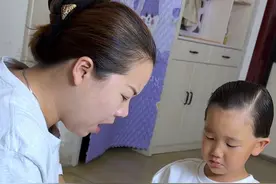 小家伙回答妈妈问题很认真，就是有点言不及义哈#小铁蛋的趣味日记#容声方糖冰箱#容声方糖505#主场由我领鲜视频封面