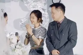 #谭松韵 现身闺蜜婚礼，低调打扮十分用心，既没有抢新娘风头又不喧宾夺主，上台和新娘相拥而泣，完全没有一点明星的架子，这样的友谊令人羡慕！视频封面