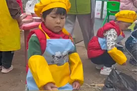 幼儿园小朋友熟练烧火烙饼炒菜，网友：小孩姐像摊了30年的饼#小孩姐 #幼儿园视频封面