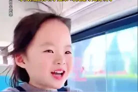 歌手母亲带女儿坐公交车回家，正好听到车上放着妈妈的原创歌曲，小女孩自信的跟唱…#歌词句句入心#公交车#神级现场视频封面