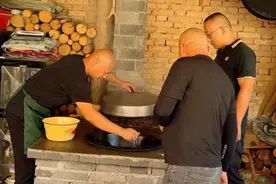 秋风一起每天就少不了热乎饭，今天用肥瘦相间的五花肉加上白菜和粉条做个炖菜，五花肉炖的酥而不烂，白菜和粉条裹满汤汁，刚出锅的大白馒头沾着汤汁来上一口，再来上一口热乎炖菜一下从舌尖暖到心里。#抖音美好丰收节 #美好丰收看陕西 #抖音新农人 #丰收中国2025 #我的乡村生活 @抖加🔥上热门🔥dou+🔥热点宝