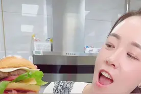 手工汉堡小秘方 做汉堡好吃的小秘密。每个孩子最喜欢的都是妈妈做的饭吧？#韩国围裙妈妈 #手工汉堡视频封面