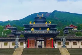 以下是绵竹吉祥寺历代的一些大法师介绍：  • 净慧大师：后梁太清年中（547～549年）修护寺院，使寺庙得以保存和发展，为后世佛教在当地的传承奠定了基础。  • 能海法师：俗姓龚，名学光，四川绵竹县汉旺镇人。对法相唯识之学钻研颇深，曾在寺院开讲唯识论。他数临吉祥寺，广宣佛法，复寺名吉祥寺，还立志兴修庙宇，虽未能如愿，但为吉祥寺的发展作出了重要贡献，在佛门僧众中被尊称为四川文殊、第三法王。  • 清定上师：曾追随能海法师潜修密乘，是能海上师座下最优秀的付法传人。1990年，他承能海法师遗愿，委徒智慧法师主持恢复重建吉祥寺。  • 智慧法师：俗姓陈名卫国，生于1961年4月11日。三十多岁出家，做过中学教师、农民、开过农用运输车。在浙江舟山岱山岛的极乐寺得法名“智慧”，后受清定上师委托，主持吉祥寺的恢复重建工作，历时十载，功业初成。  • 宗诚法师：闽南佛学院第十届本科毕业生。祖籍四川德阳，1997年在绵竹吉祥寺礼智慧老和尚为师，剃度出家。2009年回吉祥寺担任副住持，2011年起至今任吉祥寺住持，在他的带领下，吉祥寺在灾后重建中逐渐恢复，继续传承和弘扬佛教文化。  #历史古迹 #风景如画的地方 #绵竹 #吉祥寺#上热门