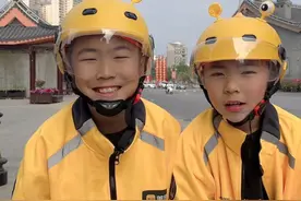 我们兄弟俩上课从来没有迟到过，帮爸爸送外卖，当然也不会超时 #沙雕日常 #跑酷的小孩 #搞笑视频 #农村生活有年味 #放寒假后的真实状态视频封面