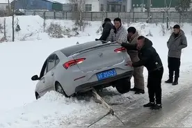 在接亲的途中遇到一个小轿车掉到路边，然后留下了三张牧马人，成功把它脱困，无偿救援我们是认真的，啊亚靠谱😊、#jeep牧马人视频封面