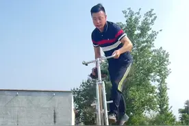 乡间小路上骑没什么人看，如果骑着它去送外卖，会是什么效果呢？#杂技 #危险动作请勿模仿 #专业动作请勿模仿视频封面