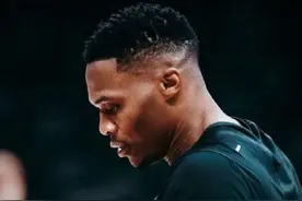 威少一直靠身体打球，早期突破就是一步过掉对手，连伦纳德这样防守大师都拿他没办法。就是凭借超强身体素质，威少在篮下比中锋都猛，各种篮板抢到起飞，生涯4次做到场均三双，目前还是历史三双王。现在老了，运动能力下滑，但是身体底子还在！#威少 #威斯布鲁克 #dou来nba视频封面