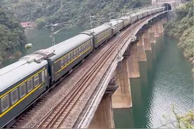 这是中国曾经最长的铁路隧道，大瑶山隧道，它全长14. 29千米，隧道埋深70 —910 米，当年建设这条隧道，可谓是历经千辛万苦，以前的设备没有现在那样先进，单单工人就动用了 4000多名，耗时5年有余，终于在1987年5月贯通，是当时中国最长的铁路隧道，现在看着 还是当年一样  壮观#中国铁路 #火车 #绿皮火车视频封面