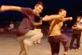 #农村小广场 @小英夫妻曳步舞：温州一家人视频封面