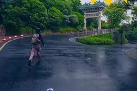 第一次爬广州白云山，蒙蒙细雨宛如人间仙境。#白云山 #爬山 #广州爬山 #抖音热点宝 #广州游玩推荐视频封面