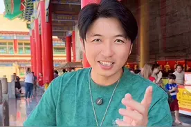 #泰国皇恩寺 来到这里有几个注意事项，男的要穿裤子不要破洞的，女孩子穿裙子要过膝盖十公分，说话别太大声，尊重当地的文化习俗
