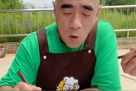 一年也就吃一次，改天再抓点儿，泡上#农村美食 #我的乡村生活 #雄蚕蛾