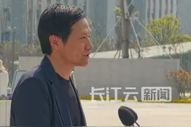 小米集团CEO雷军回到母校仙桃中学参加雷军图书馆揭牌仪式视频封面