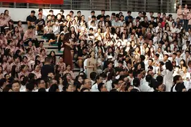 在学校教师节庆祝大会上，牛燕、王继红、李媛、王娟四位老师深情演唱《奉献》#教师节庆祝大会 #迎教师节的仪式感 #合唱 #淄博师专视频封面